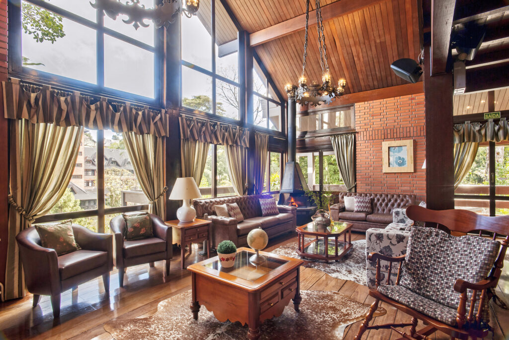 Sala de Estar com Lareira em Gramado