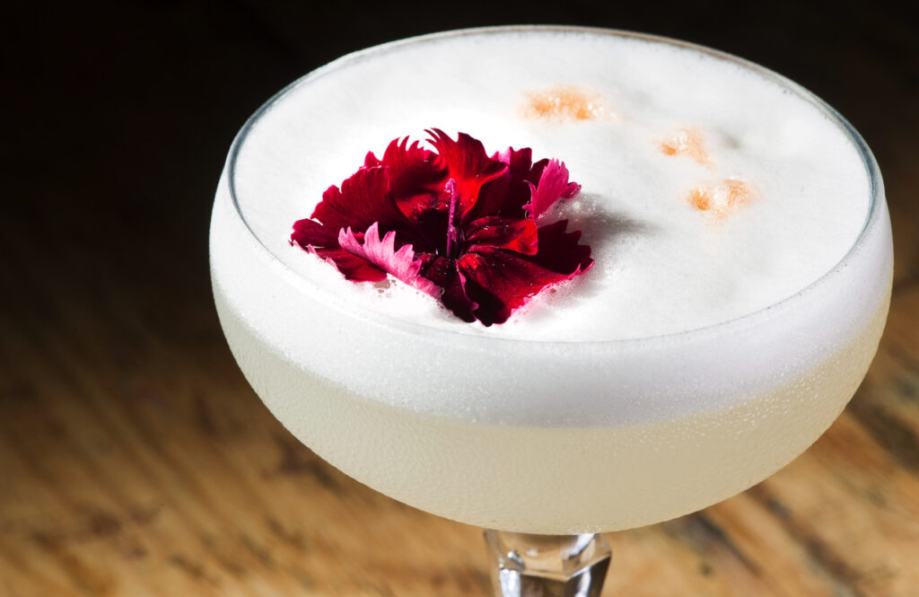 Imagem de um dos drinks do Queen's Pub, que fica no Recanto da Serra, para simbolizar os bares em Gramado