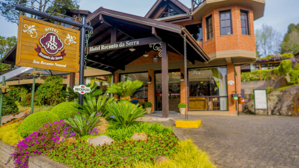 Imagem da fachada do Hotel Recanto da Serra para simbolizar a programação da Páscoa 2024 do Hotel