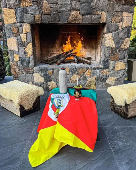 Bandeira do Rio Grande do Sul perto de uma lareira