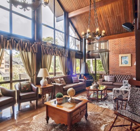 Sala de Estar com Lareira em Gramado