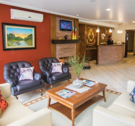 Recepção com lareira em Gramado