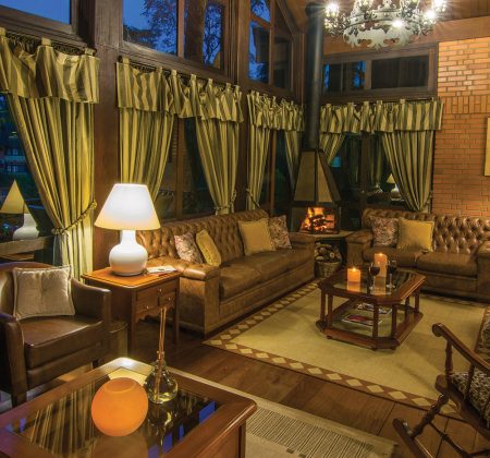 Sala de estar com lareira em Gramado